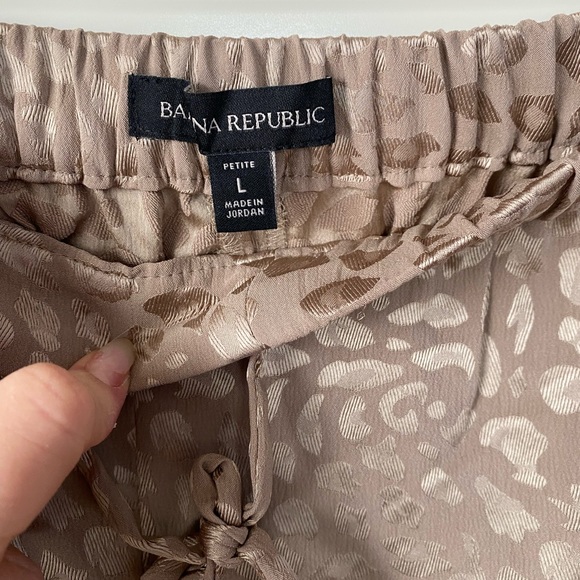 Banana Republic wide leg satin pull on pants in leopard print fresh taupe - Picture 6 of 11